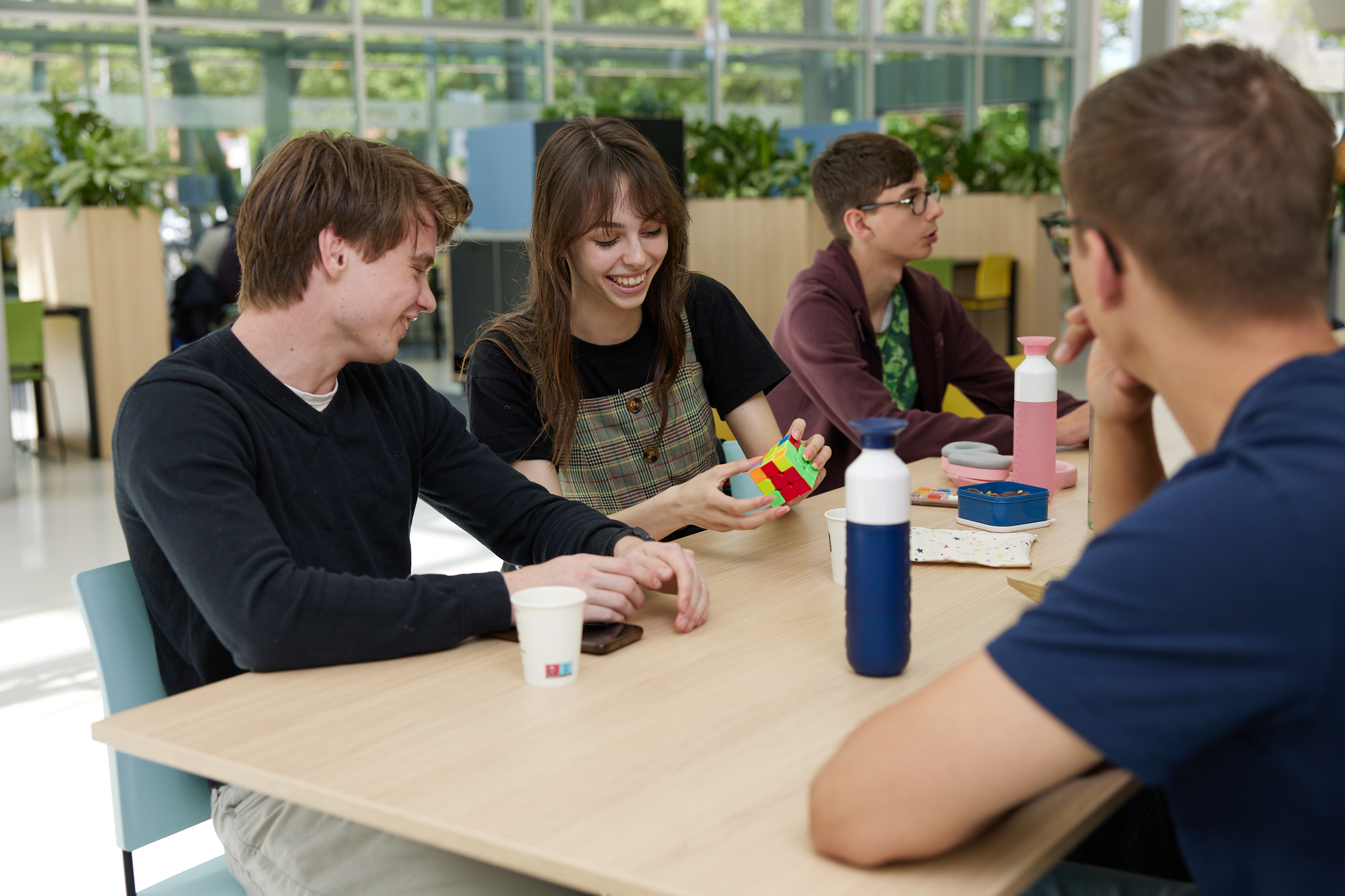 Studenten zitten samen aan tafel