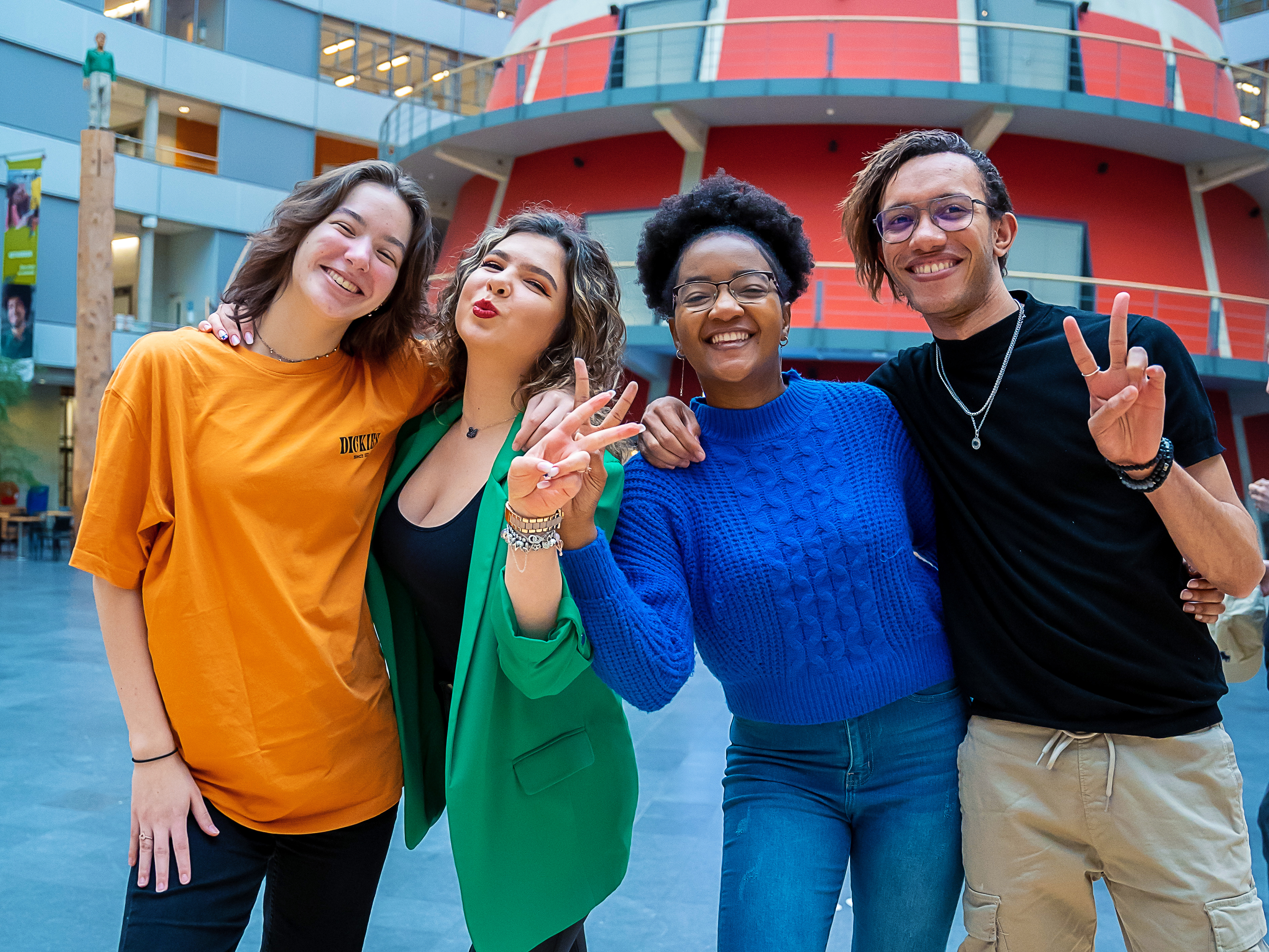 Sfeerbeelden met verschillende internationale studenten van het Student Ambassadors Team (SAT) / Atmospheric images with different international students of the Student Ambassadors Team (SAT)