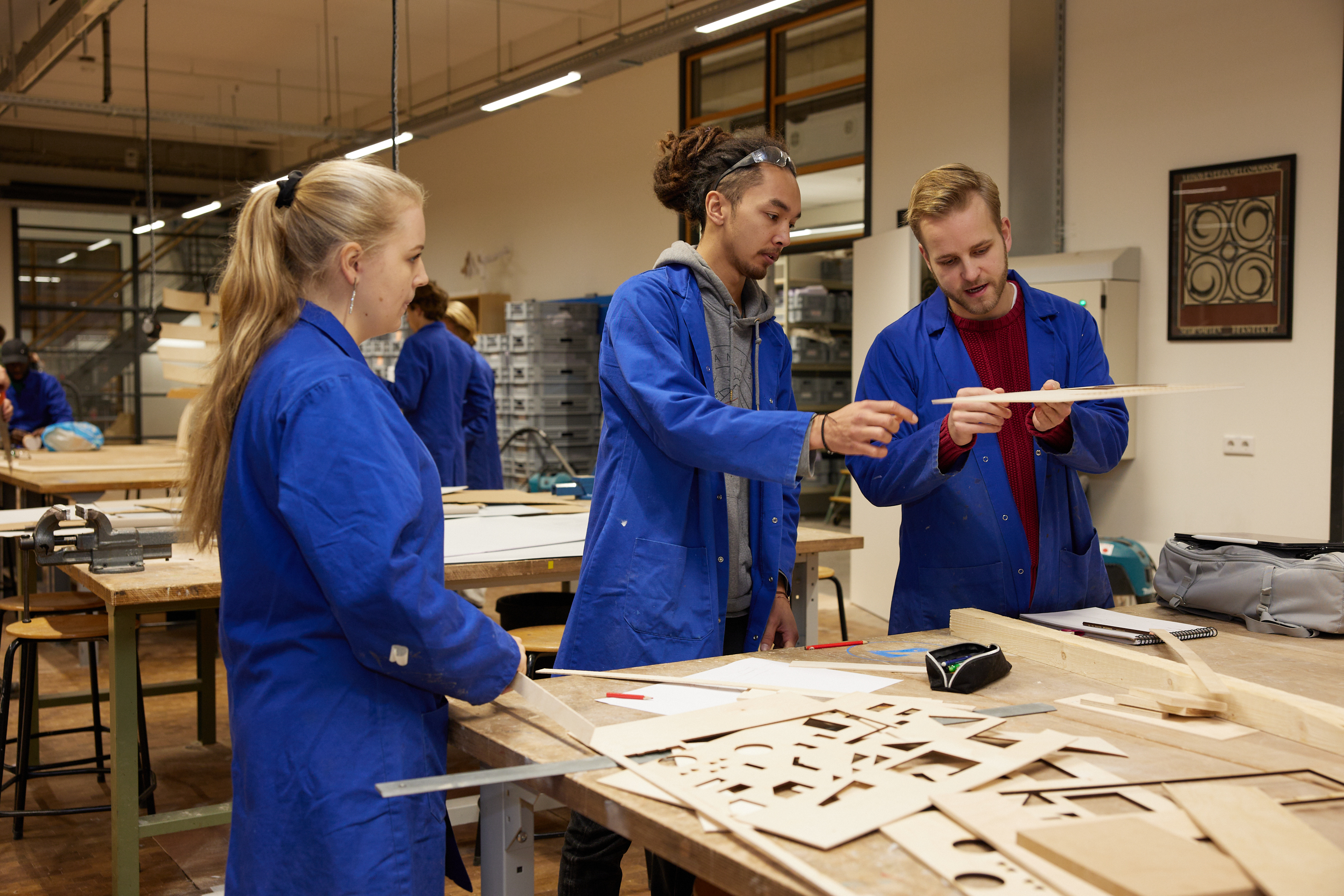 Groep studenten overleggen