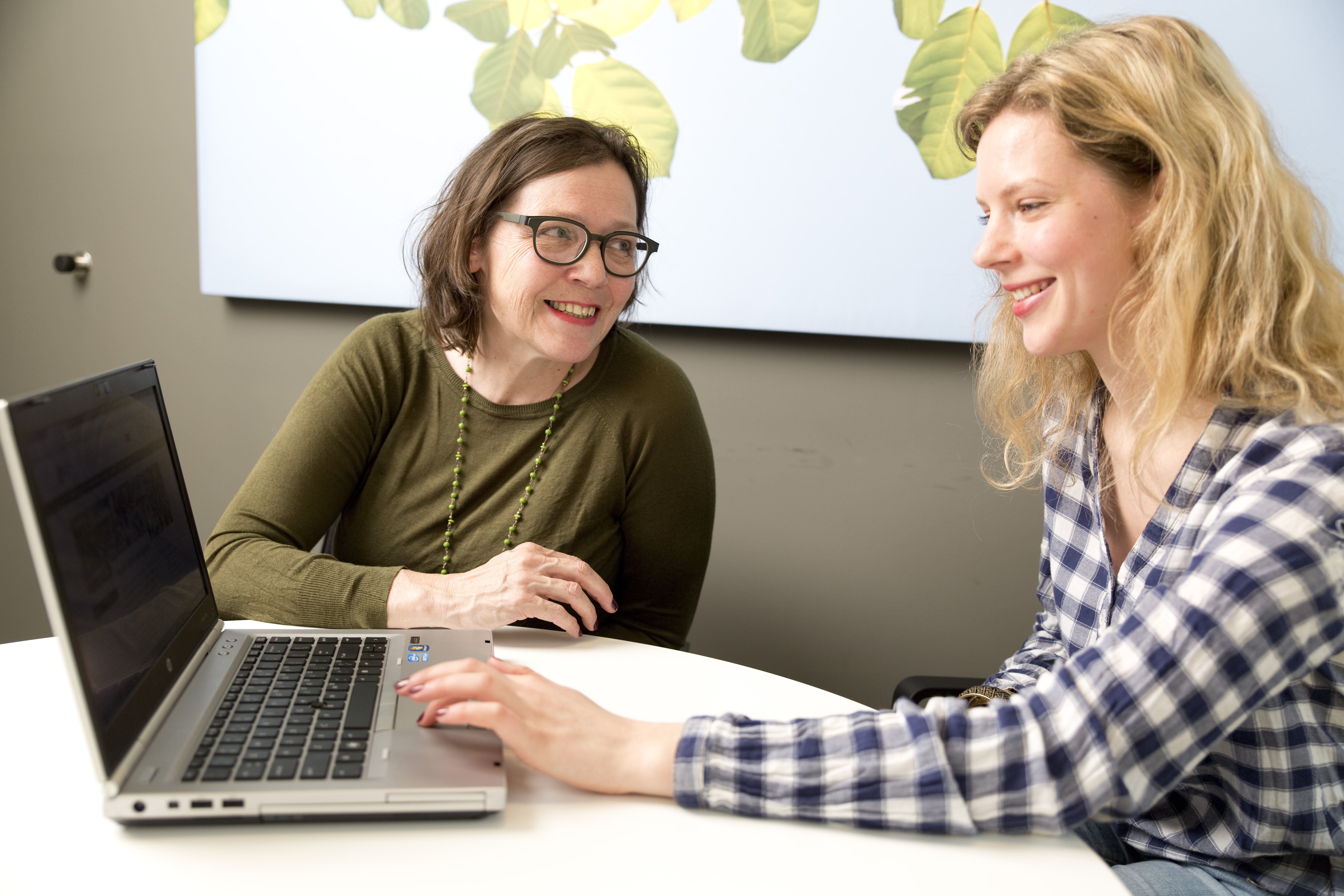 Twee personen achter laptop