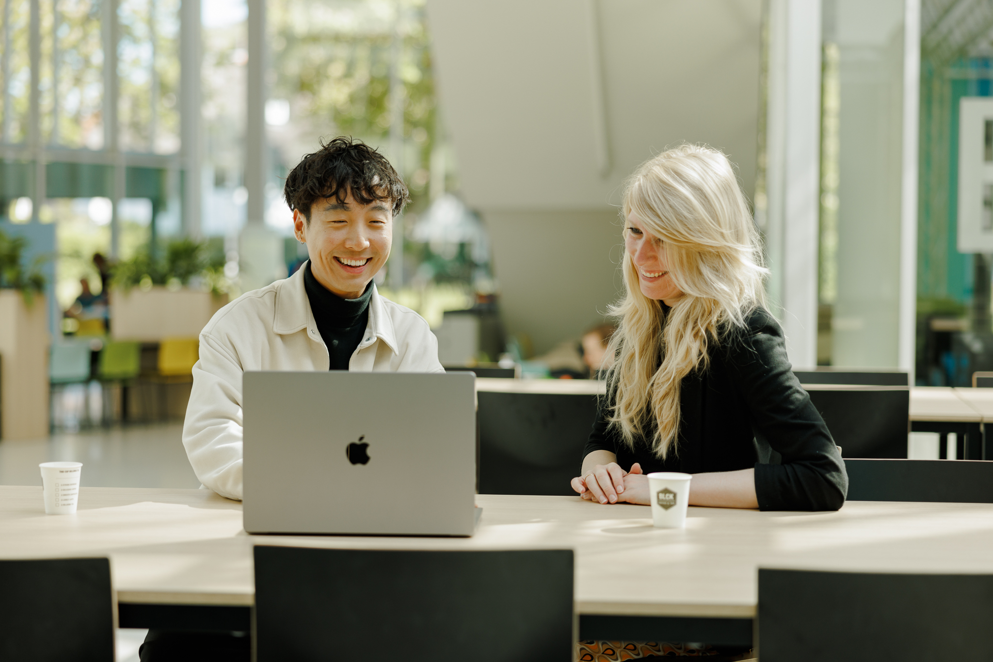 Twee personen achter een laptop