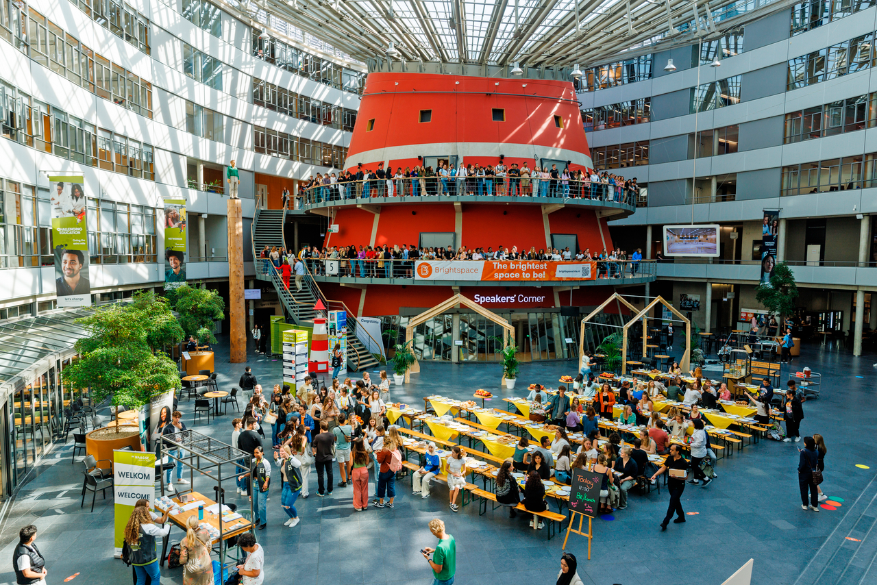 Het atrium in De Haagse Hogeschool