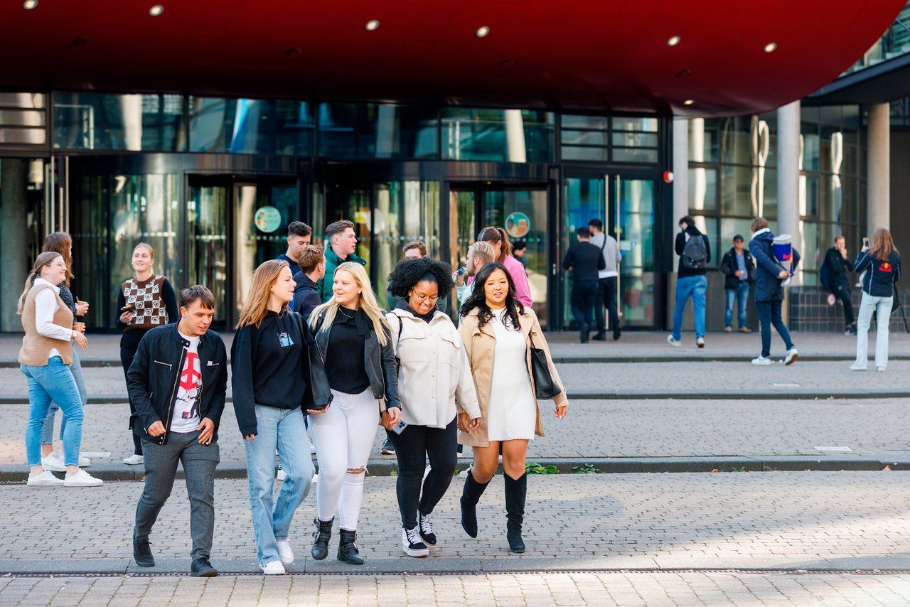 Studenten lopen samen