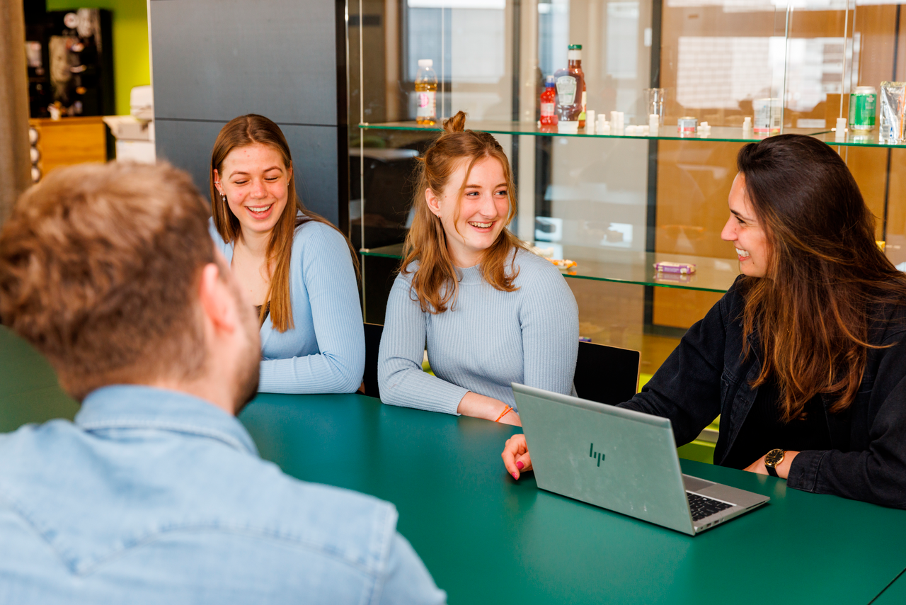 Studenten overleggen met hun docent