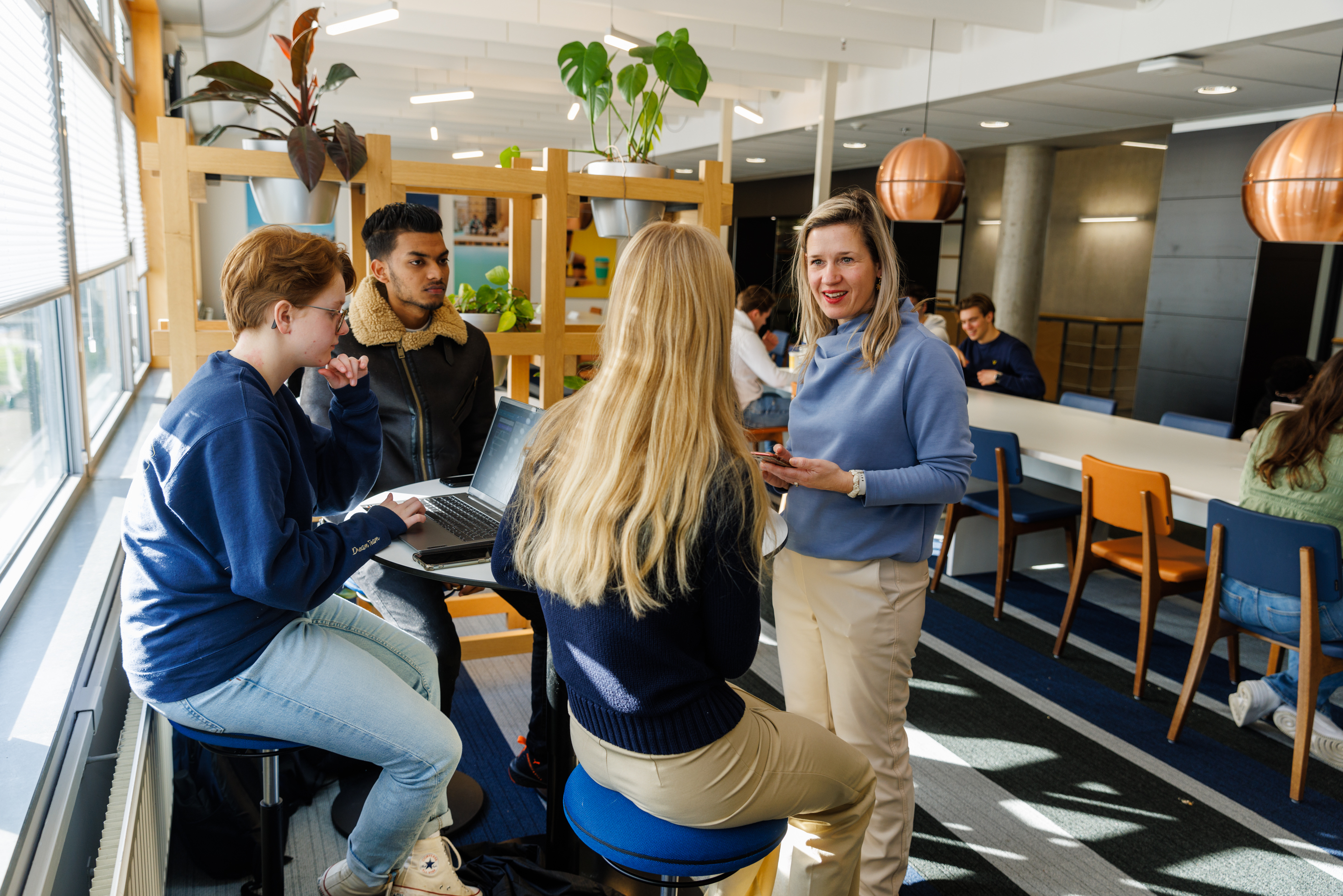 Studenten en docent in gesprek