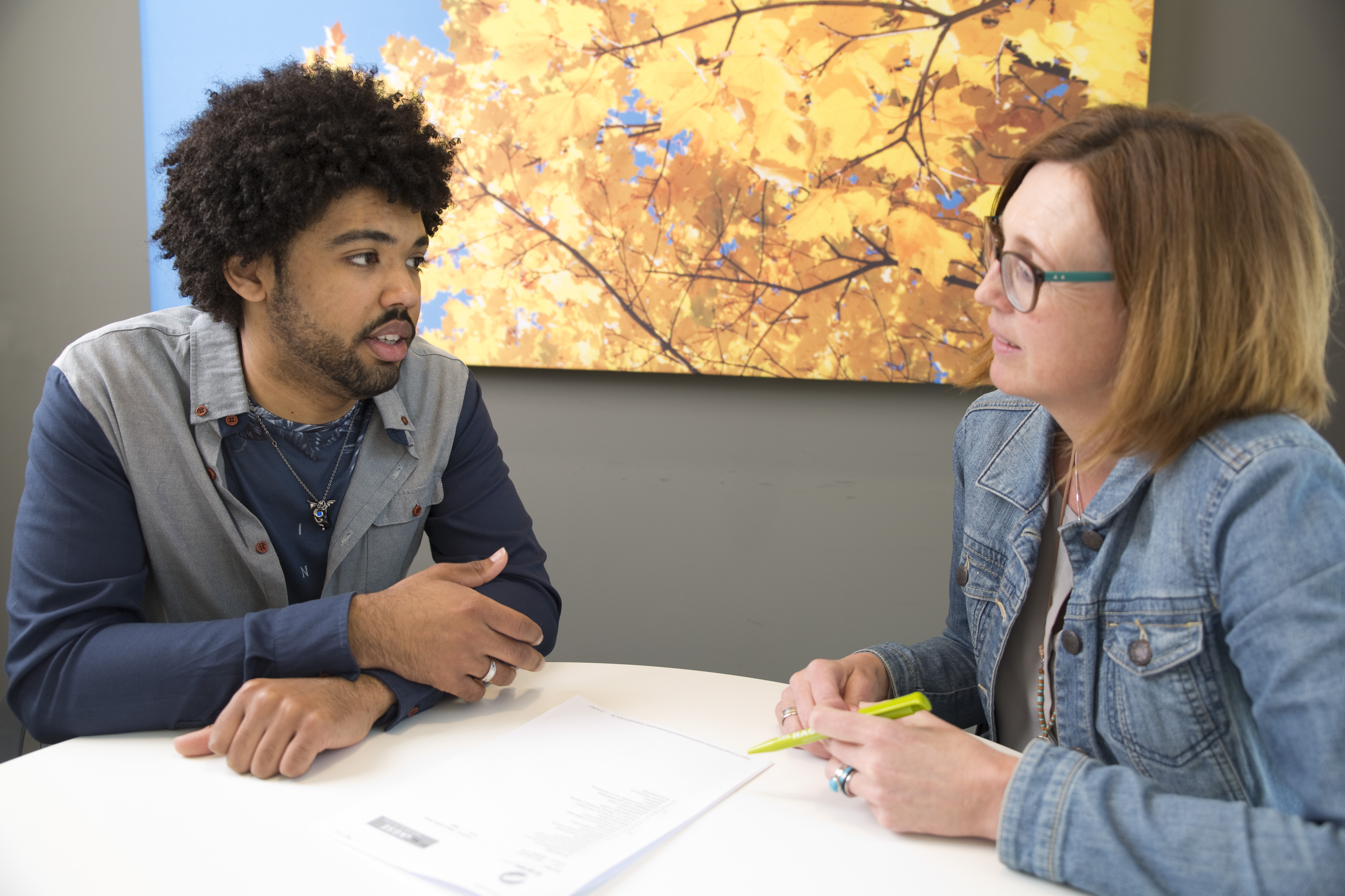 Student en docent in gesprek