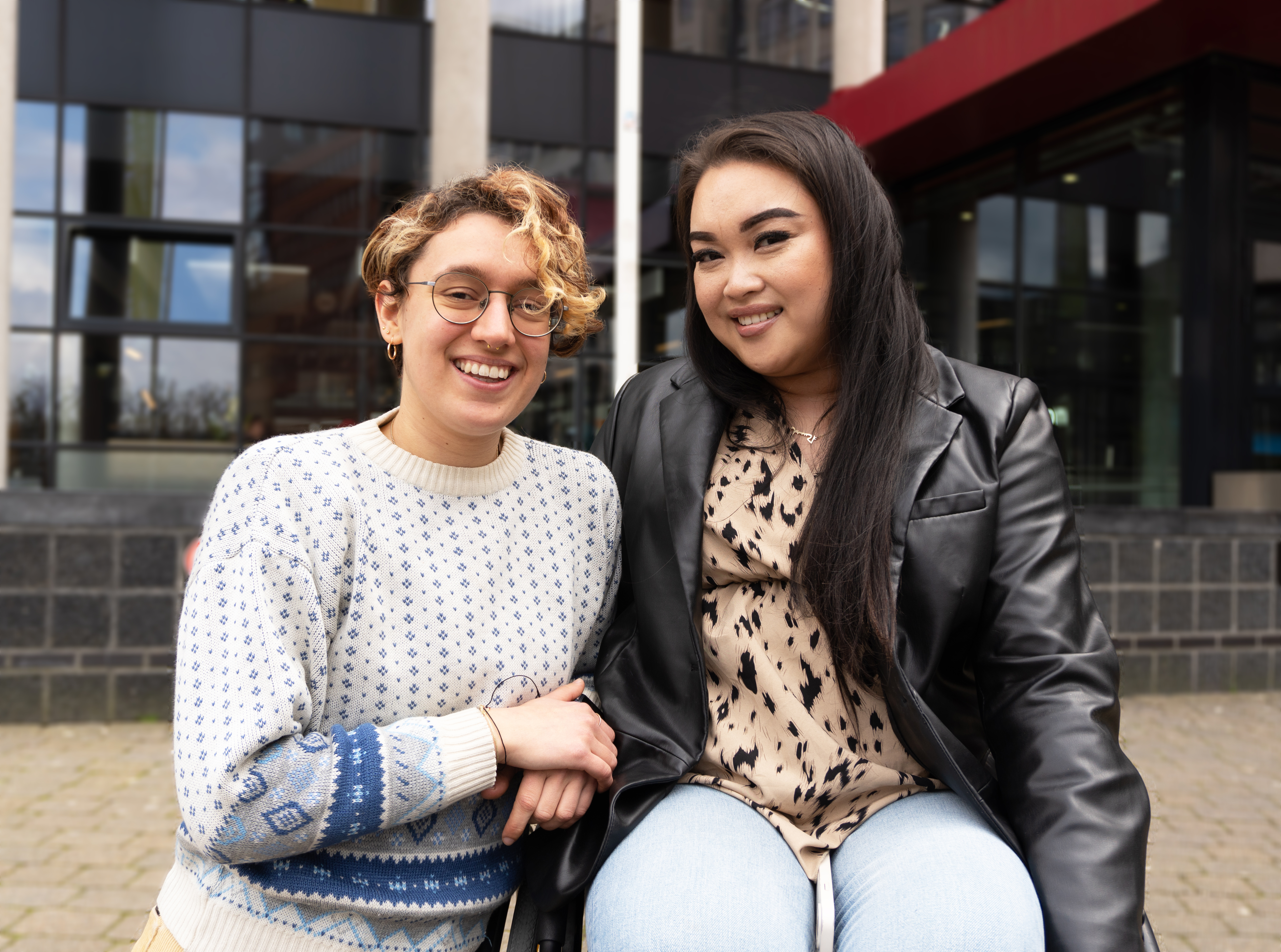 Twee studenten voor de ingang