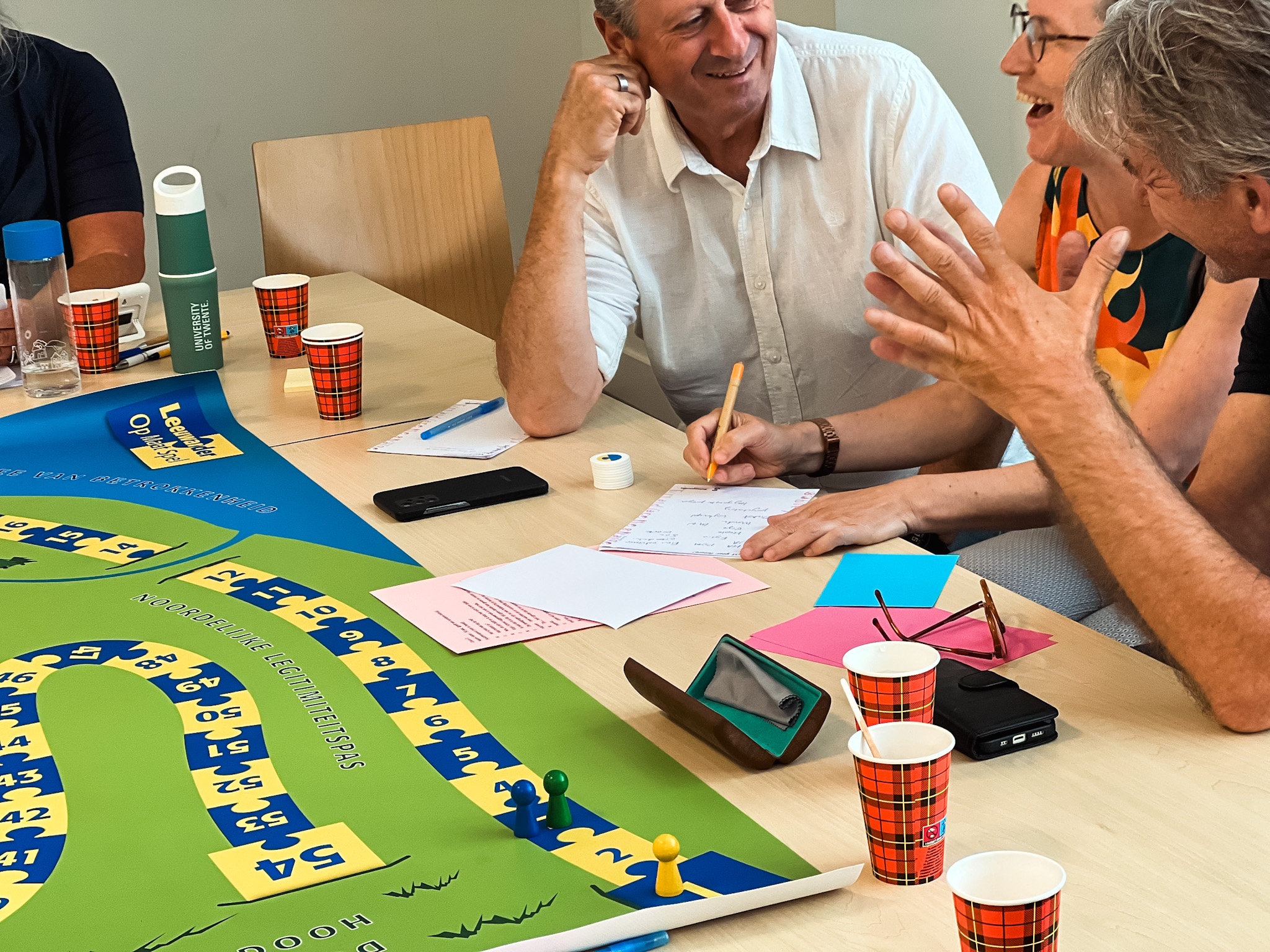 Mensen spelen een bordspel