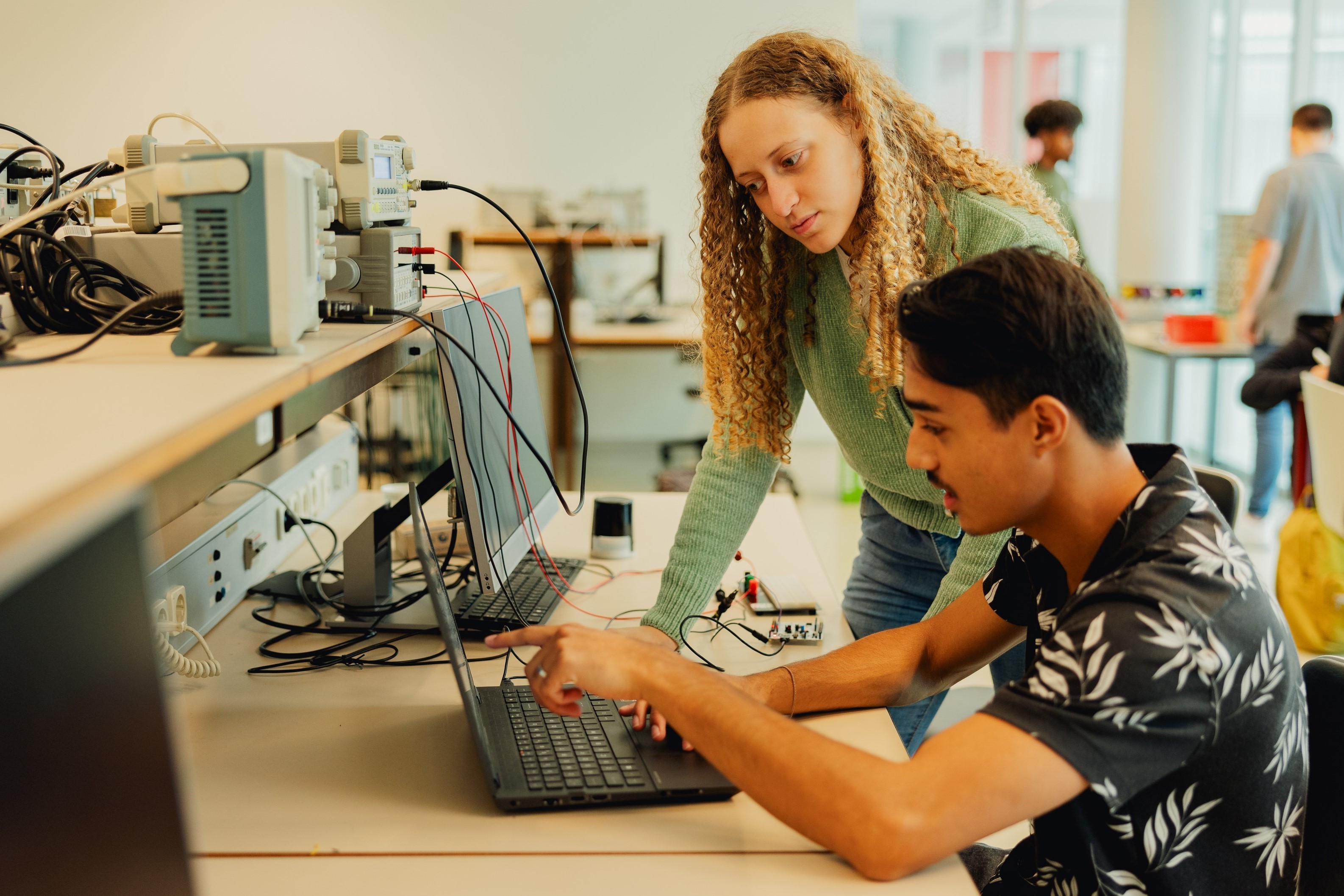 twee studenten van Elektrotechniek samenwerken