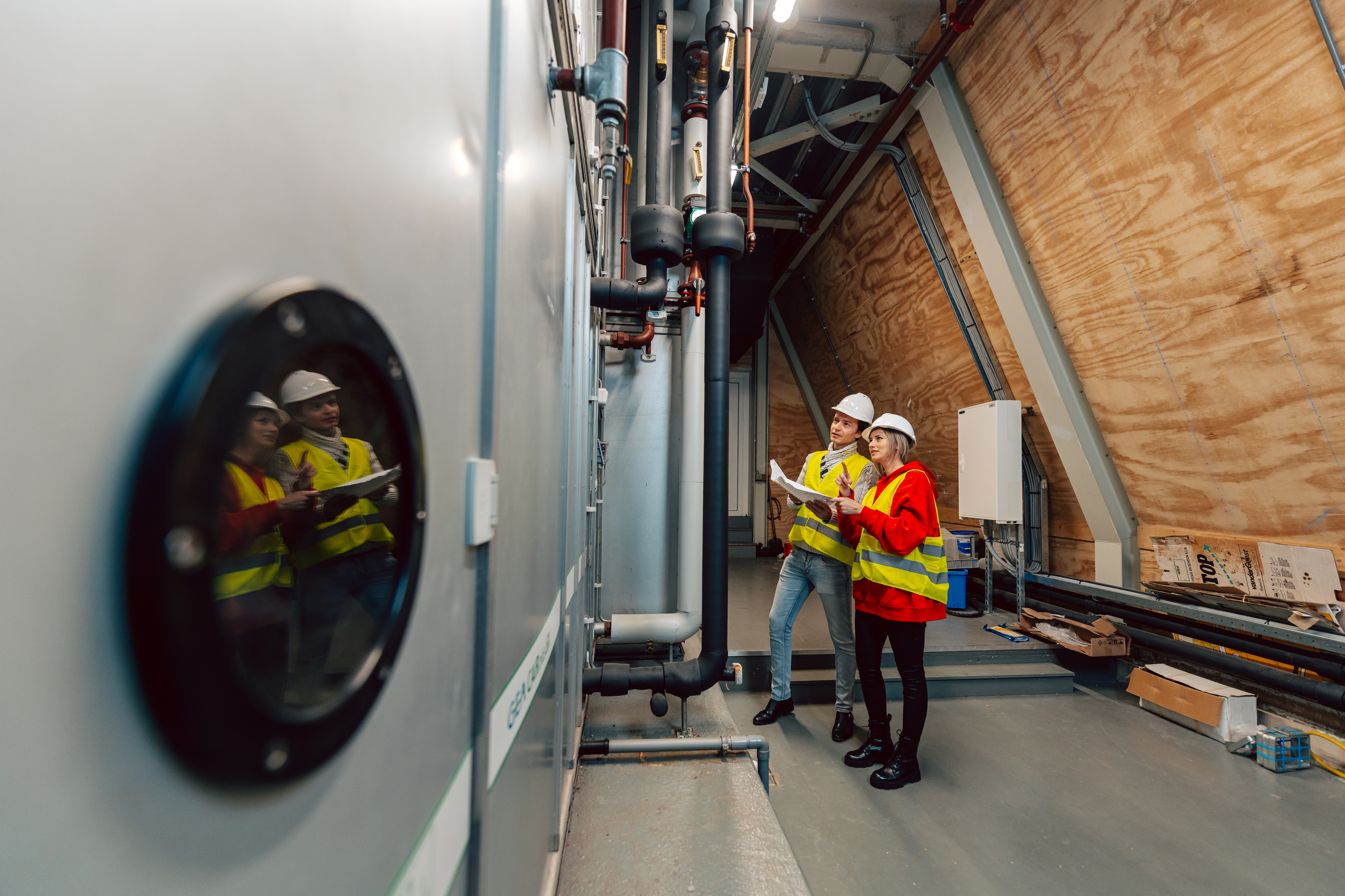 Werktuigbouwkunde studenten werken aan een project