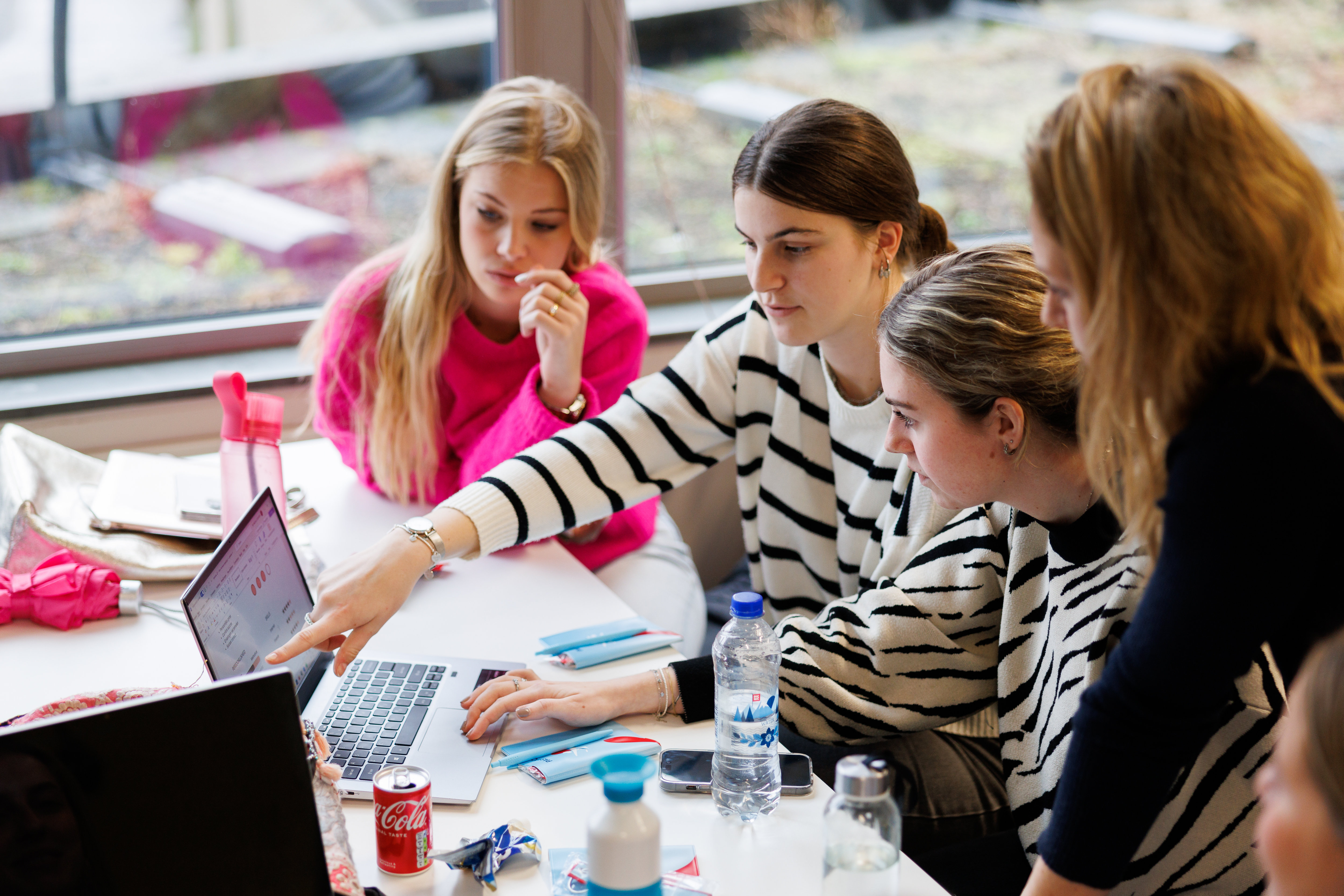 Vier studenten werken samen aan tafel