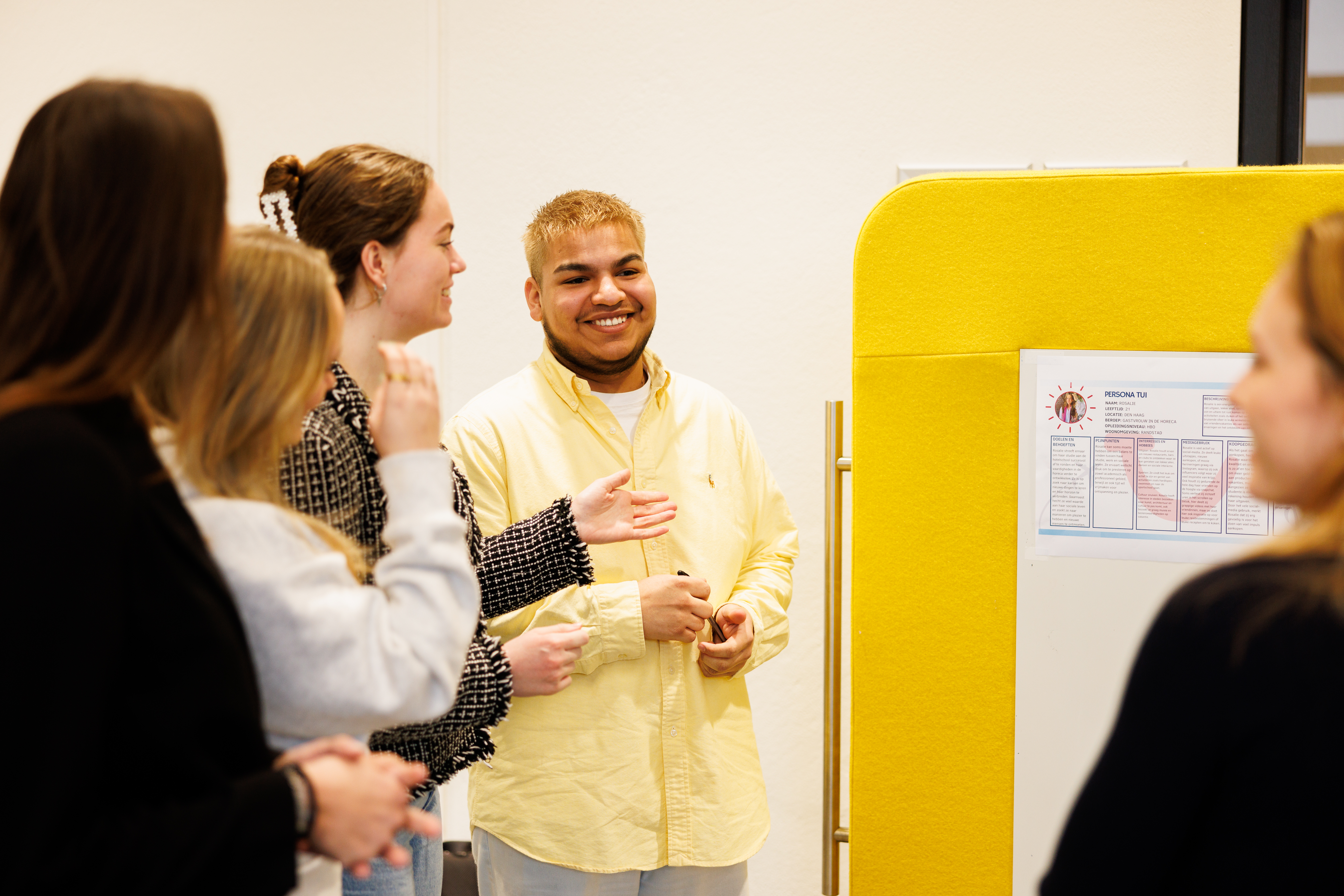 Groepje studenten presenteren resultaten.