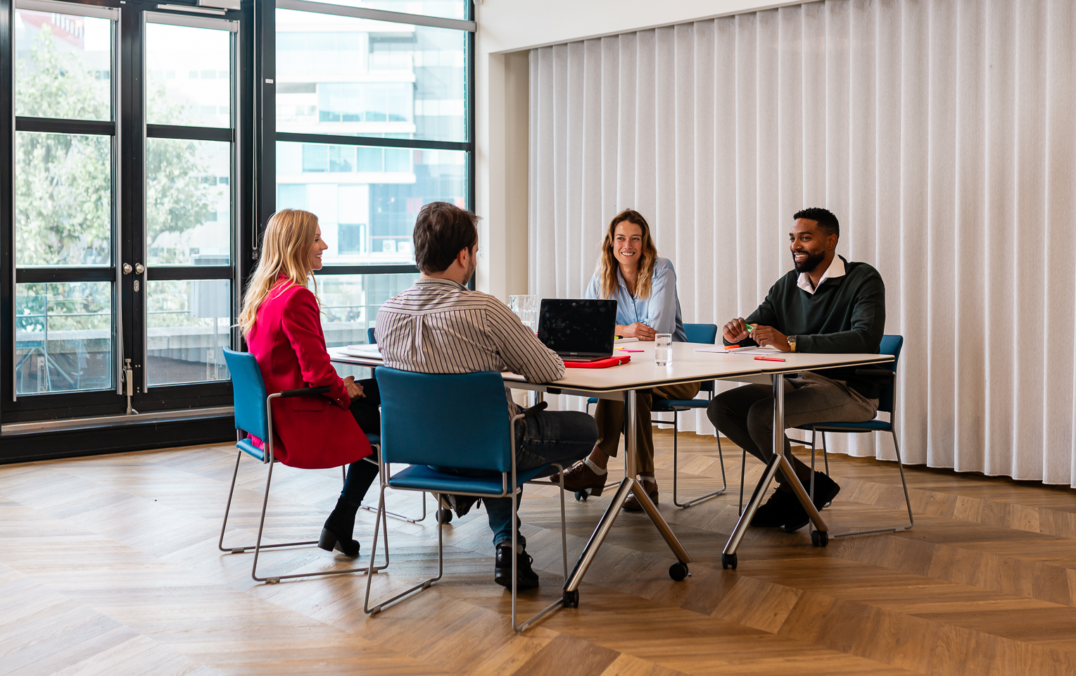 Professionals vergaderen aan tafel in een rustige ruimte