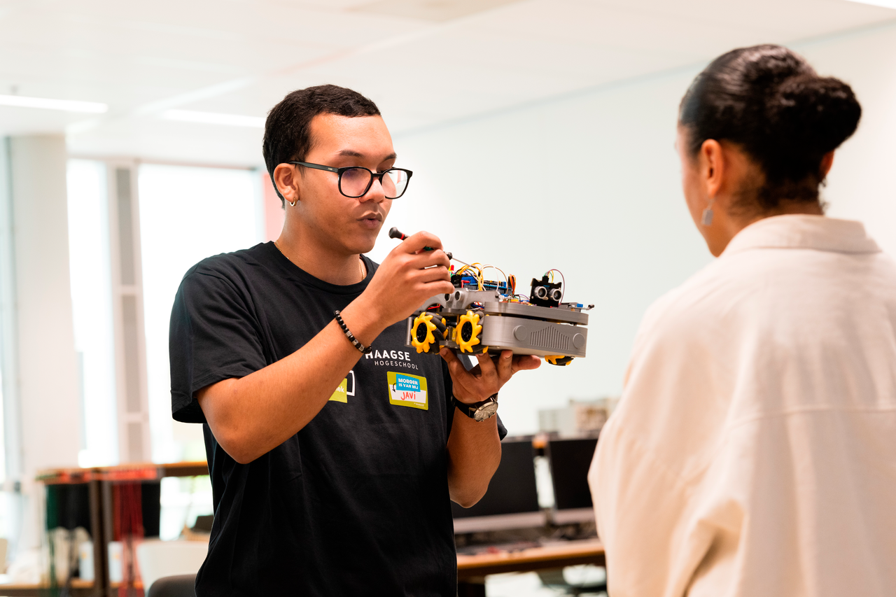 Techniekstudent demonstreert iets technisch tijdens Open Dag
