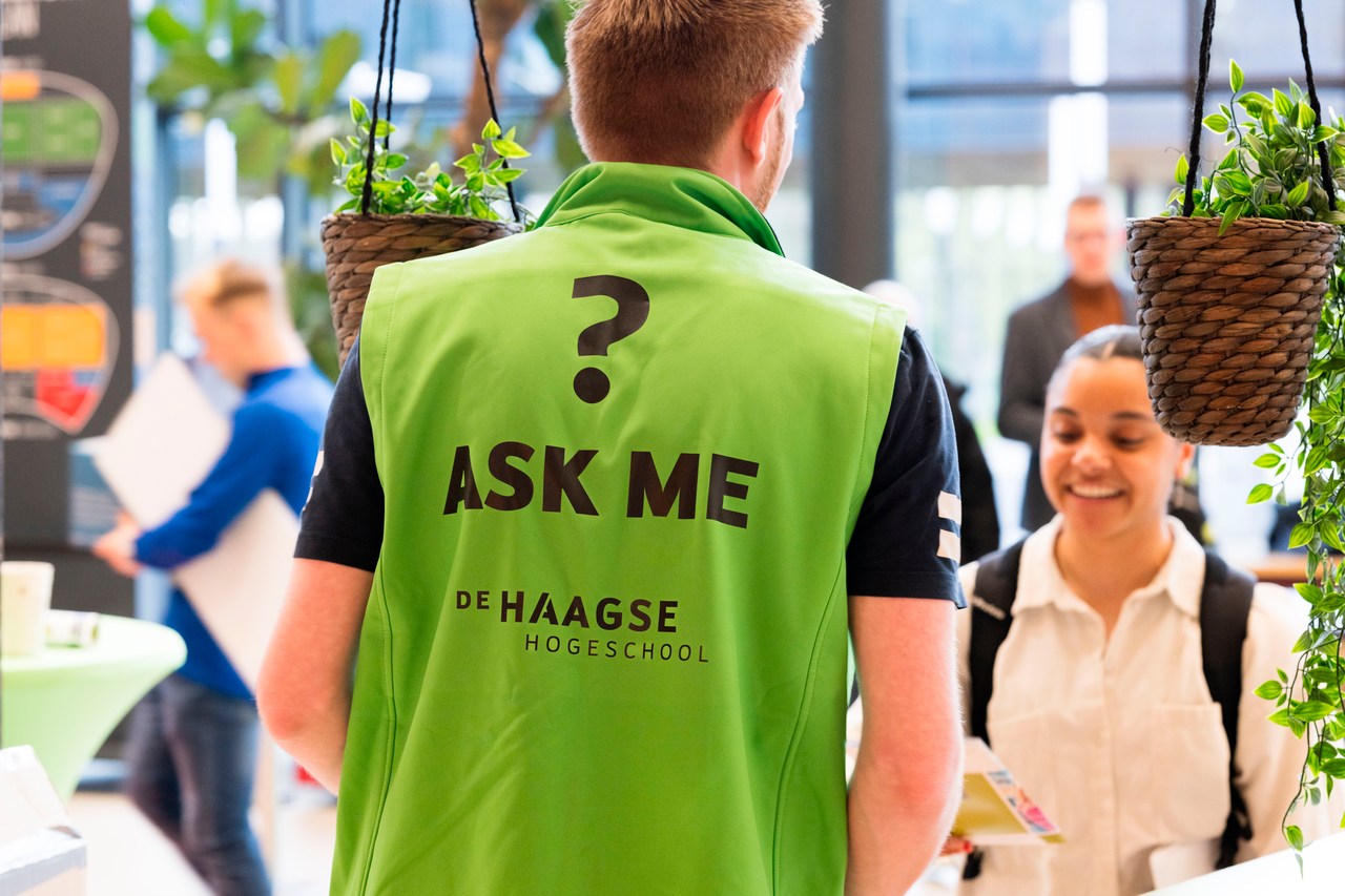 Student met Ask Me bodywarmer helpt studiekiezer op weg