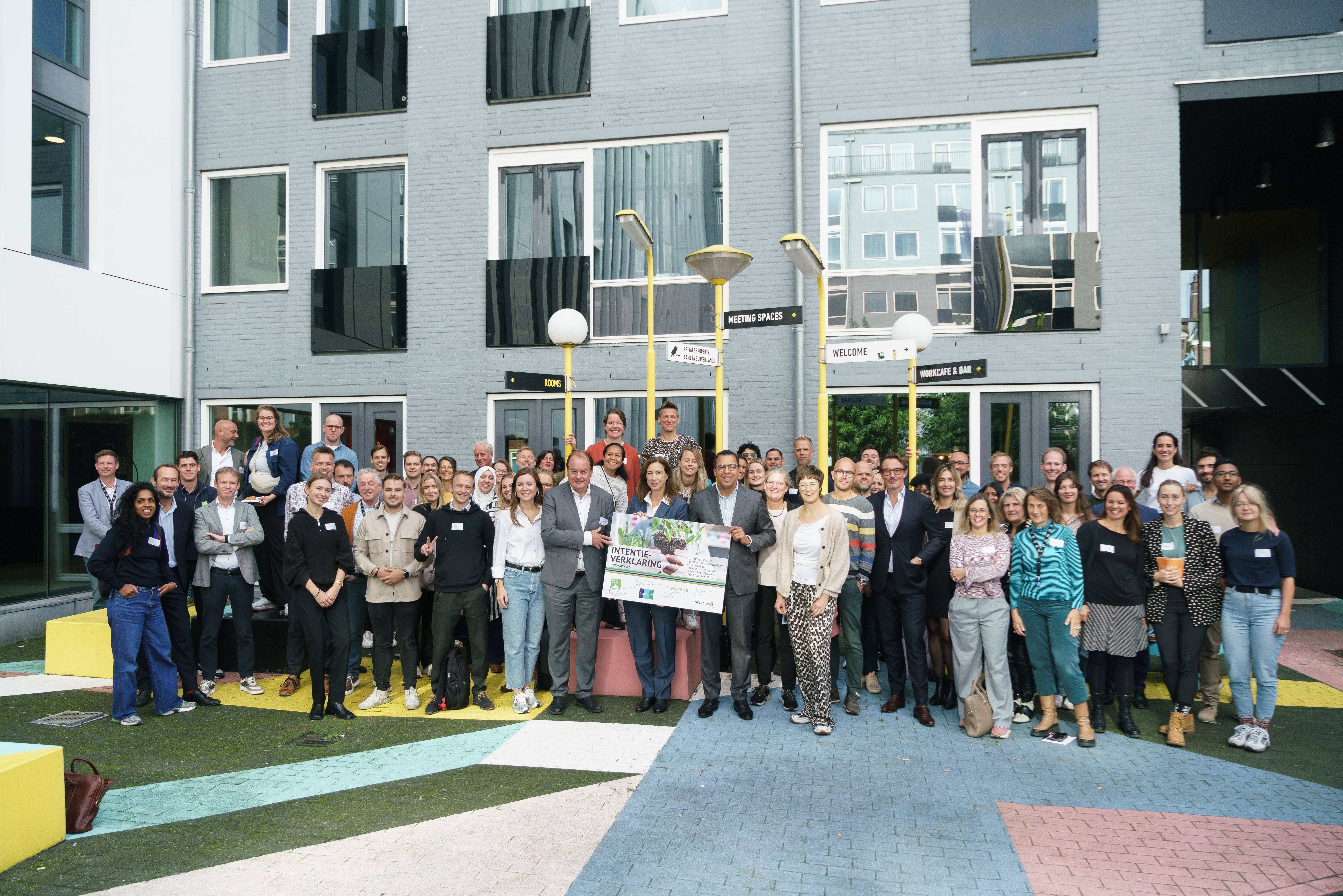 Groep mensen samen op de foto