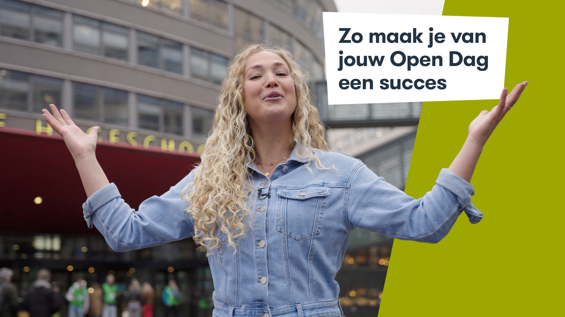 Romy voor het hoofdgebouw