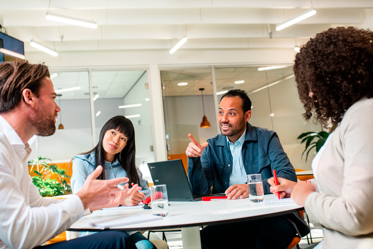 Groep master studenten aan tafel
