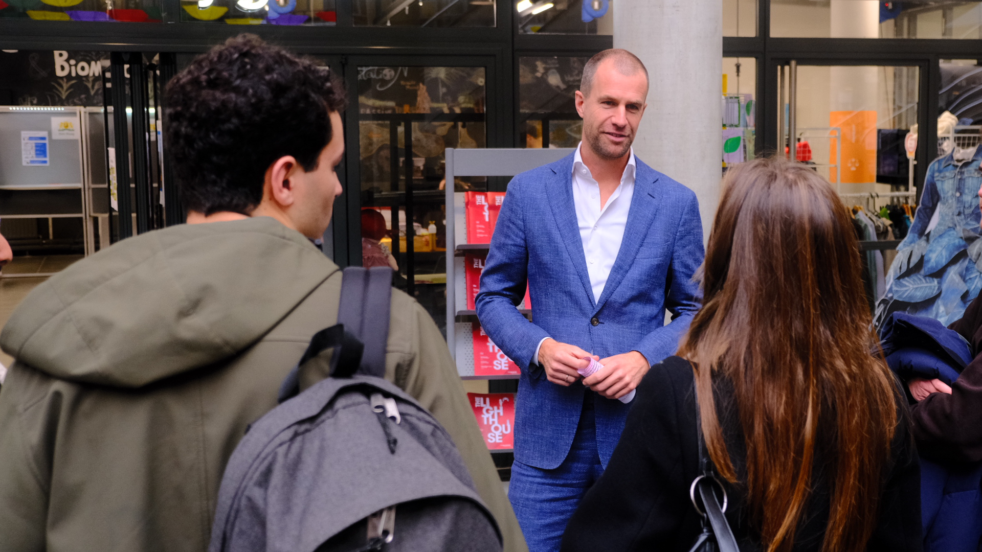 Een stembureau op De Haagse Hogeschool: voor jongeren, dóór jongeren 