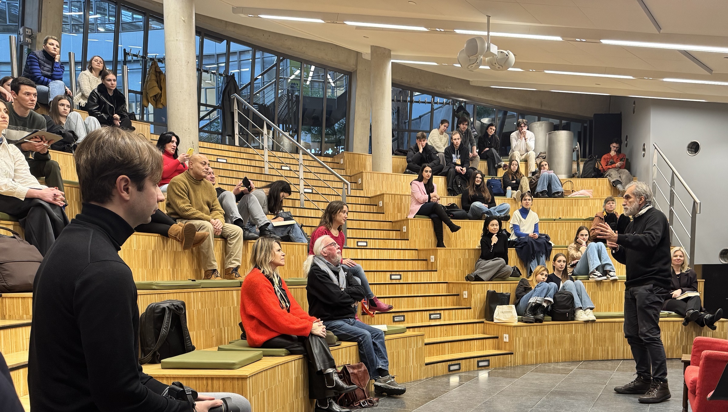 Mensen luisteren zittend in een zaal