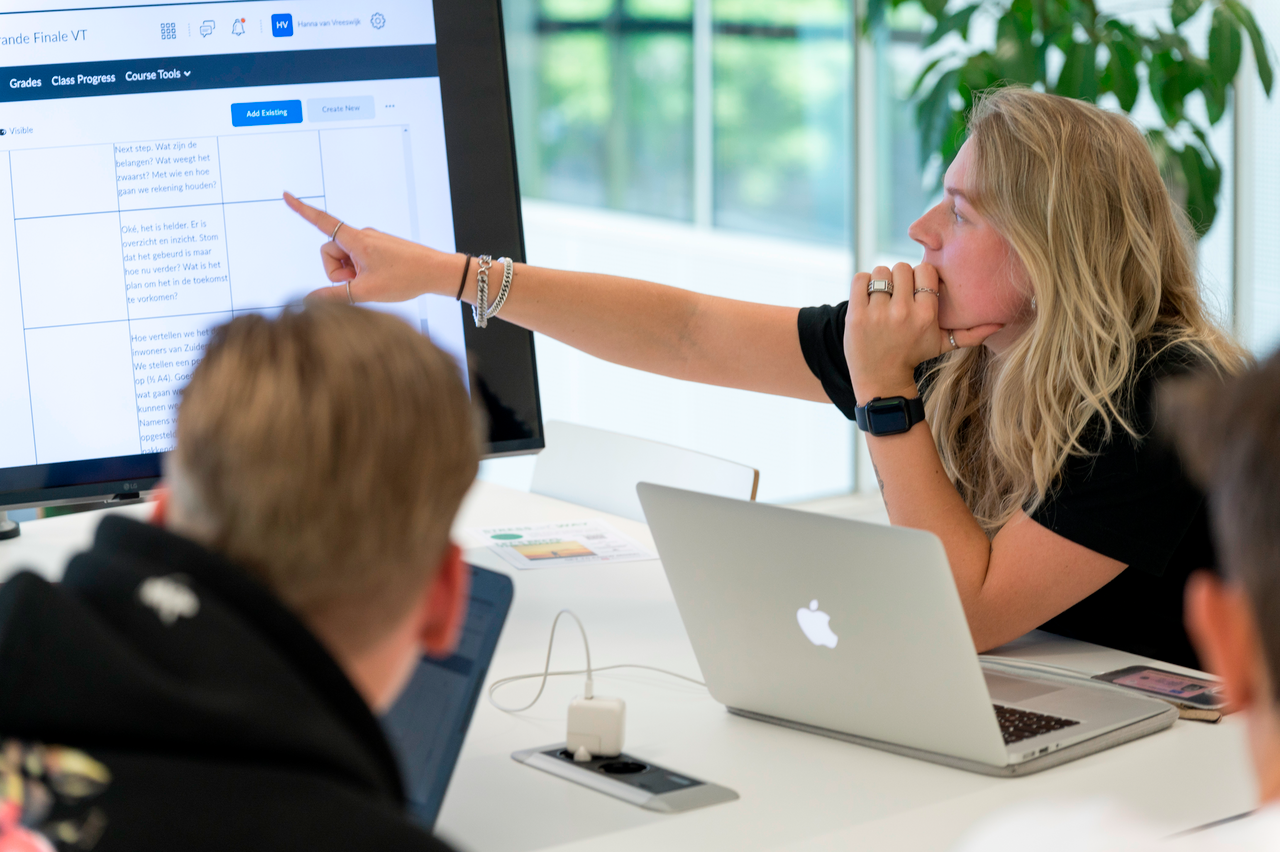 Twee studenten werken aan COIL project