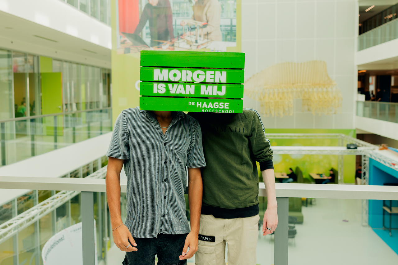 Morgen is van mij campagne-kist op hoofd van 2 studenten