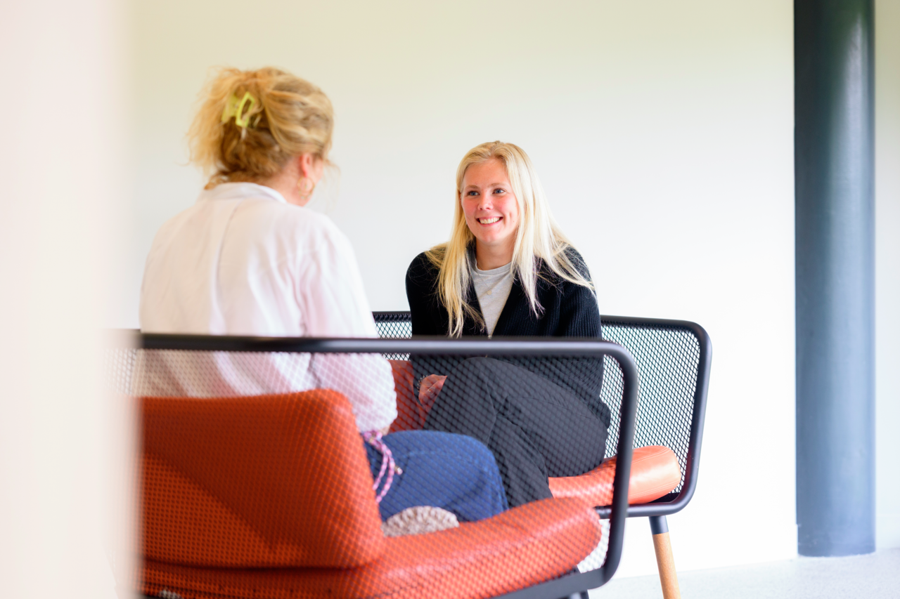 Student zit samen met een vertrouwenspersoon