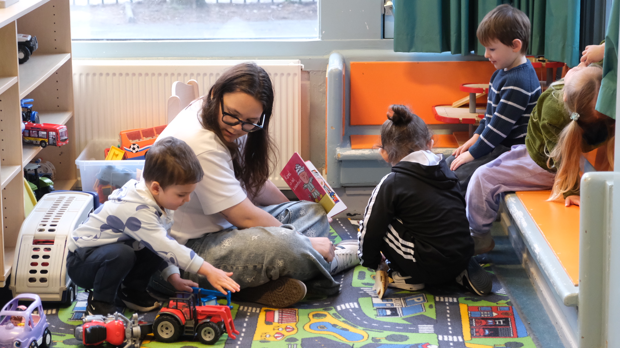 Studenten lezen voor aan kinderen