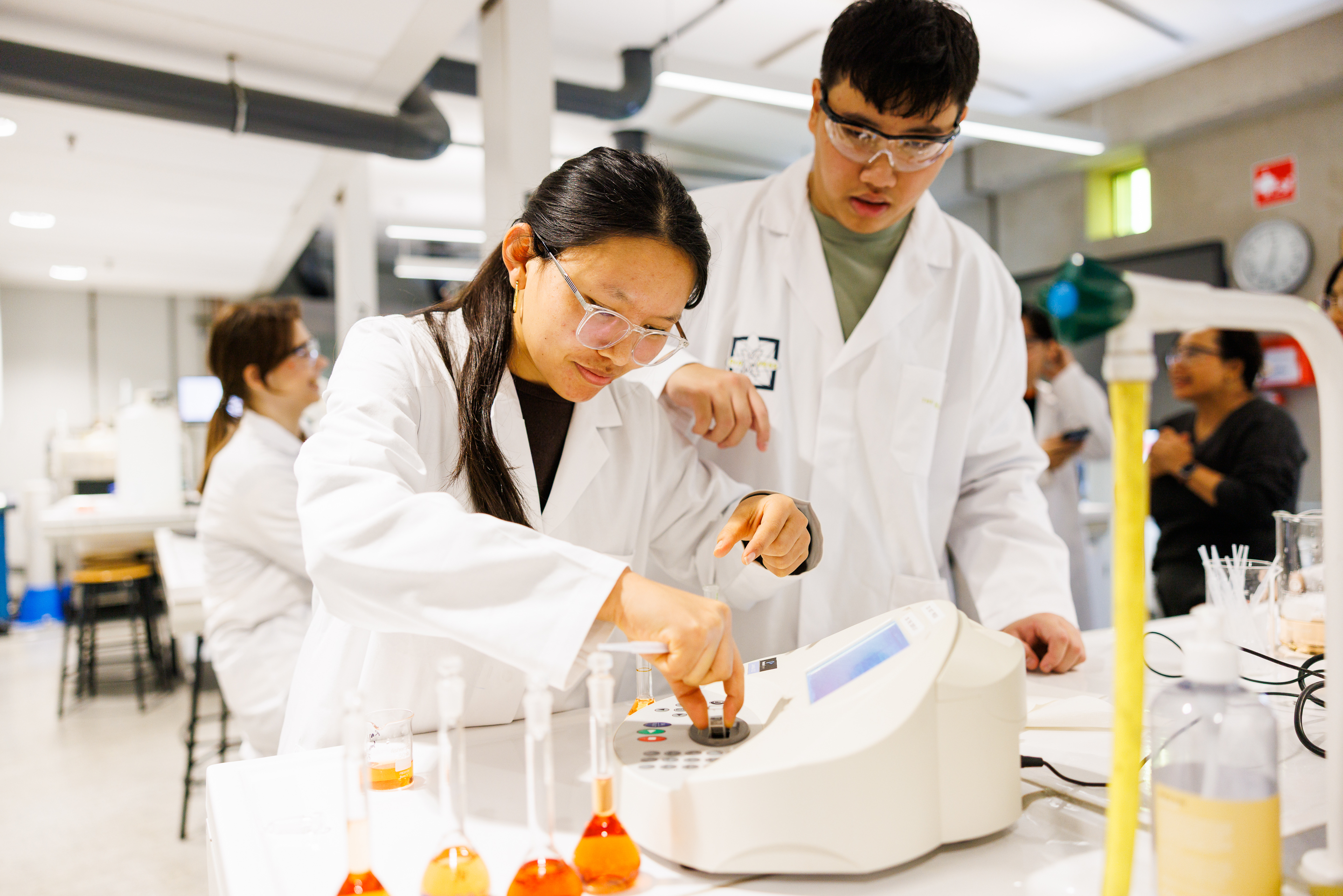 Twee studenten werken samen