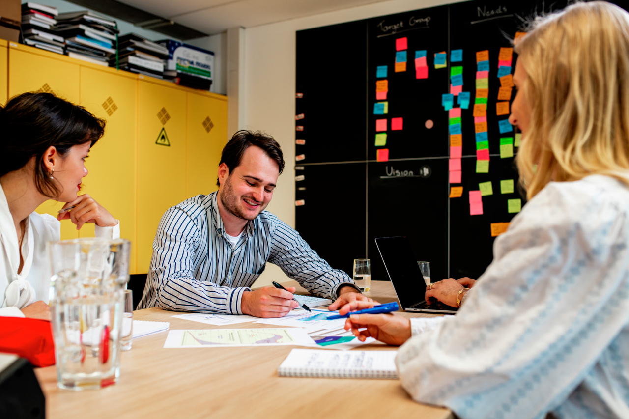 Groepje personen zitten te studeren aan tafel
