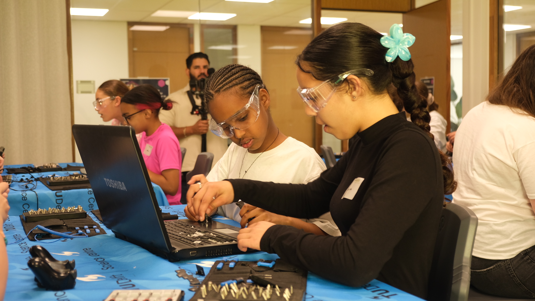 Twee meiden technisch aan het werk in een lokaal