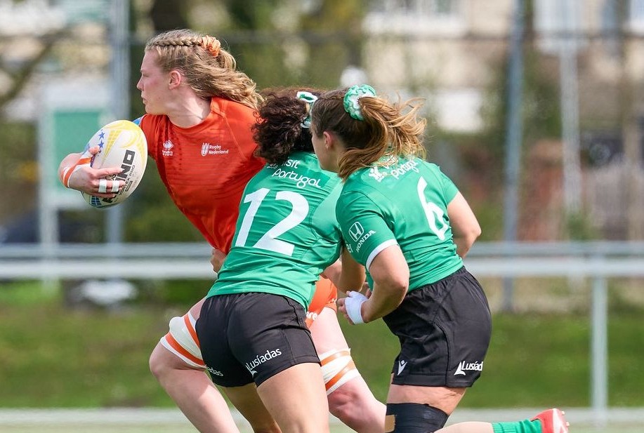 Mariet Luijken speelt rugby