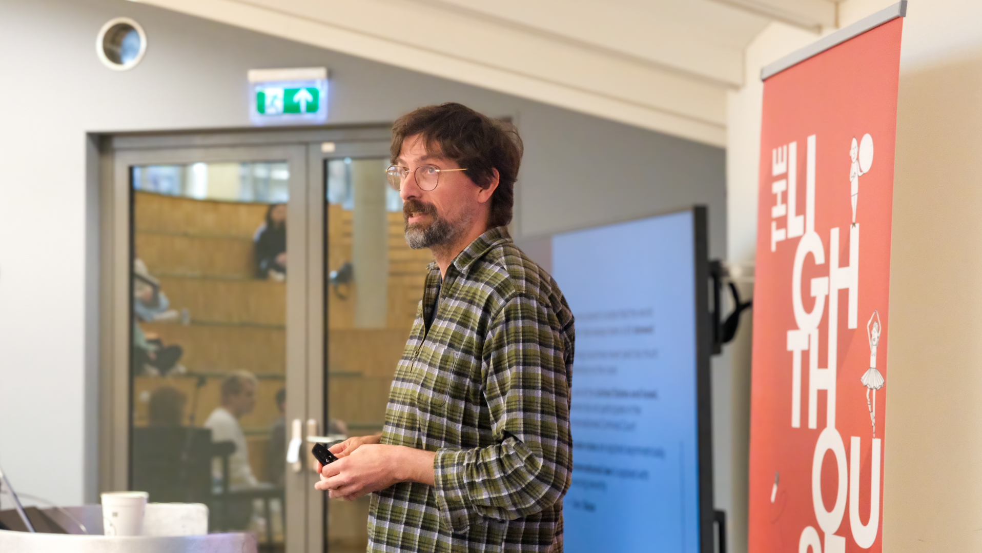 Man met bril geeft presentatie