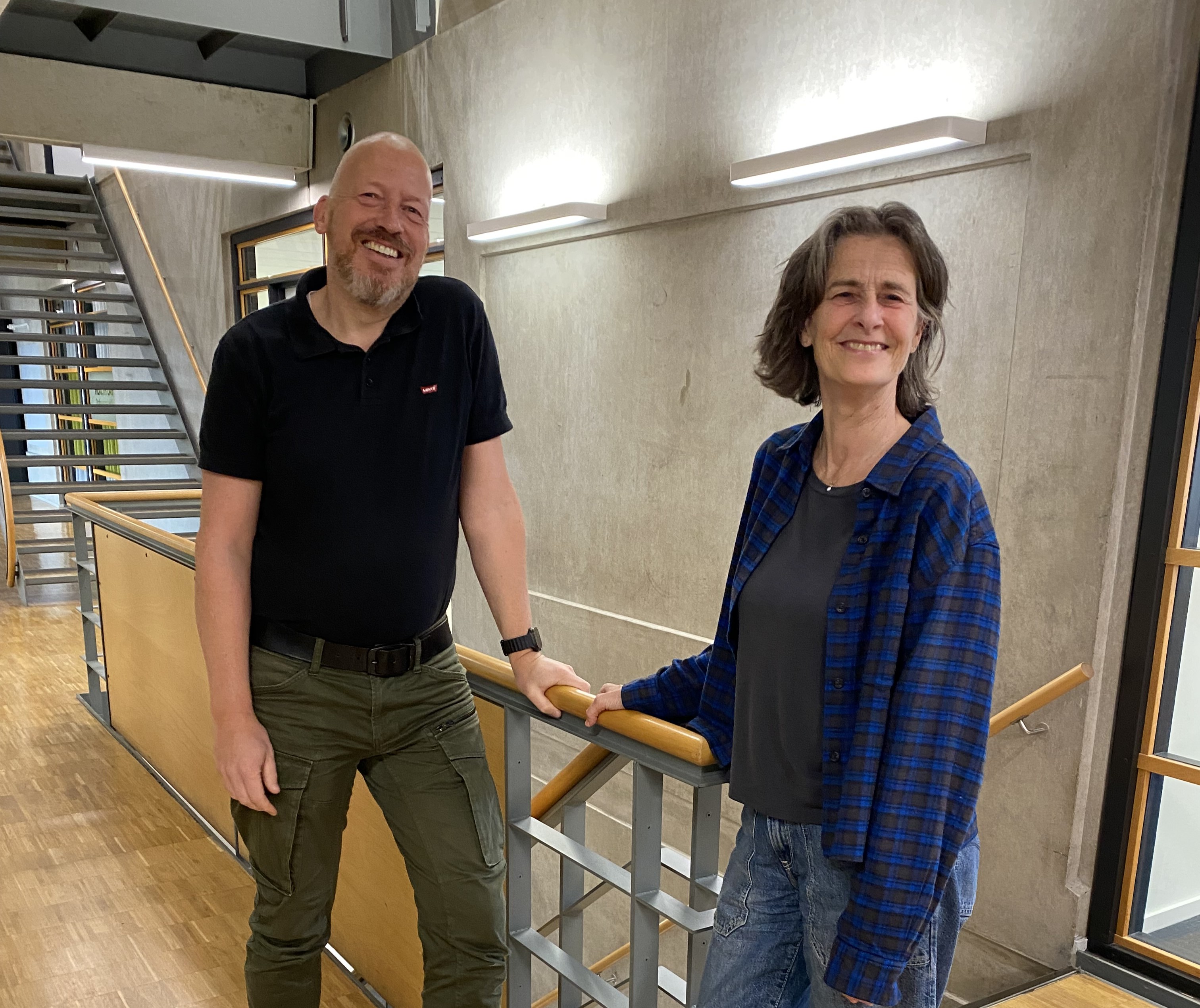 Twee personen naast elkaar op een gang