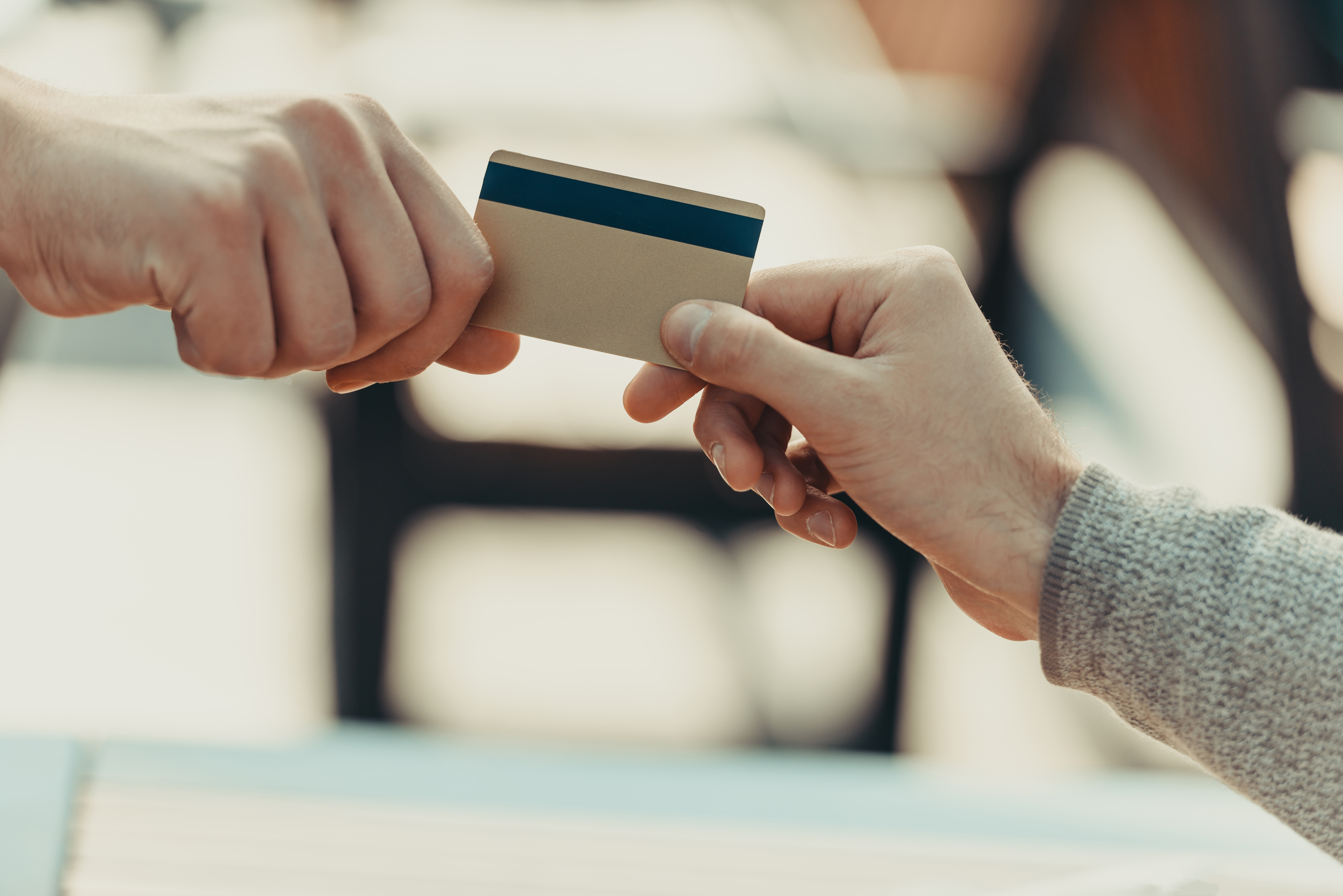 2 Handen die een creditcard vasthouden