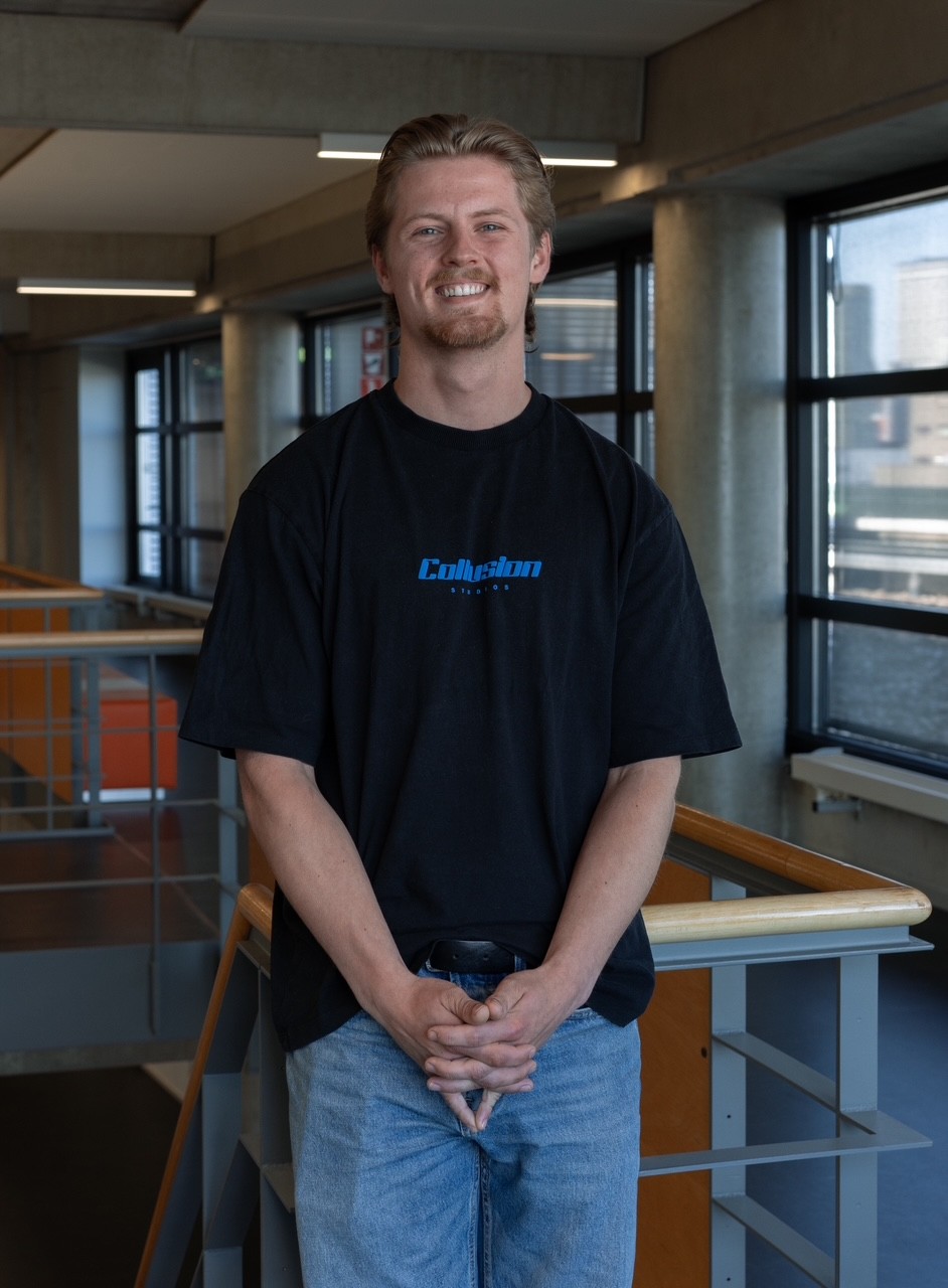Portretfoto mannelijke student in zwart shirt.