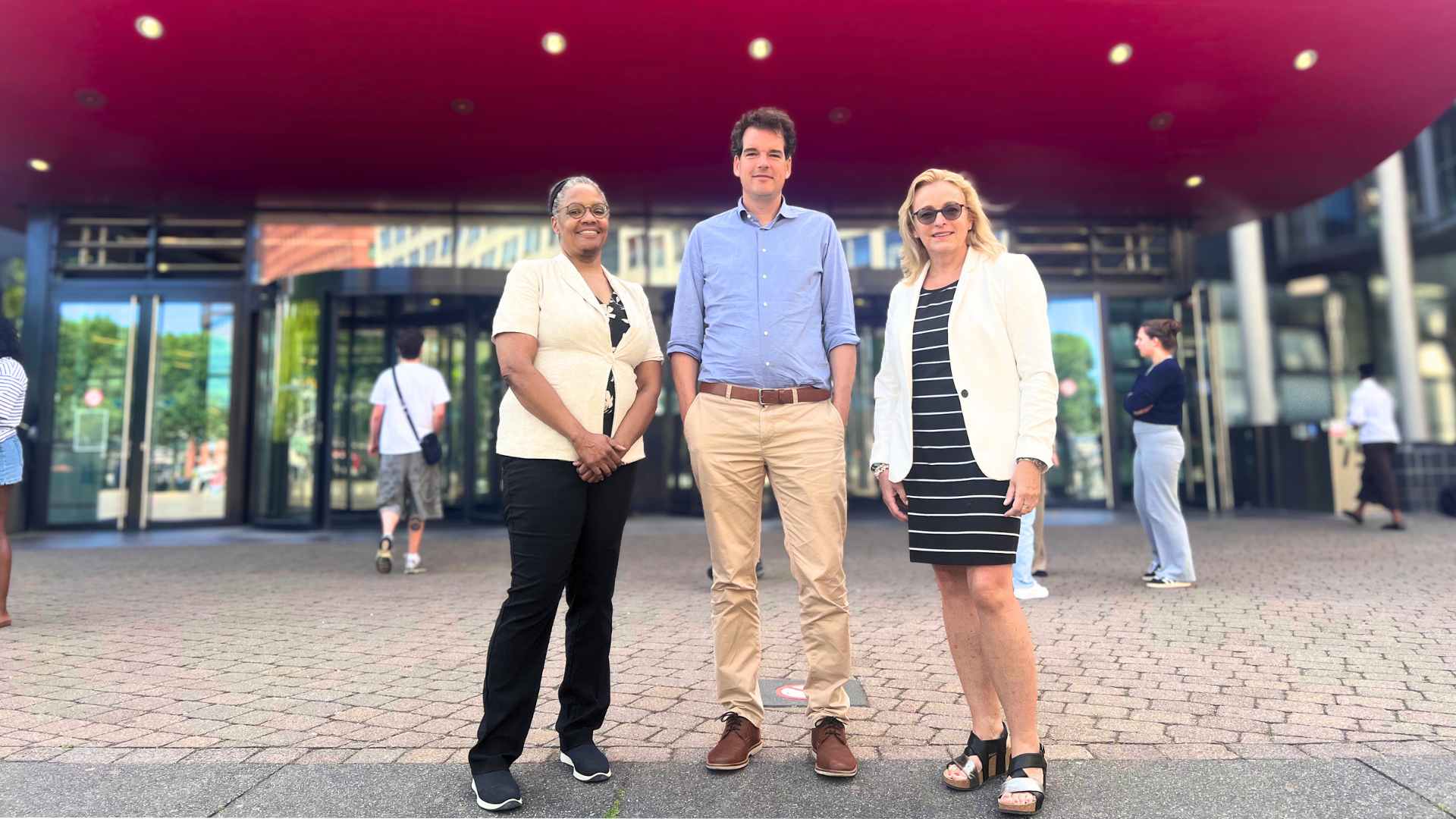 Drie personen voor de Haagse Hogeschool