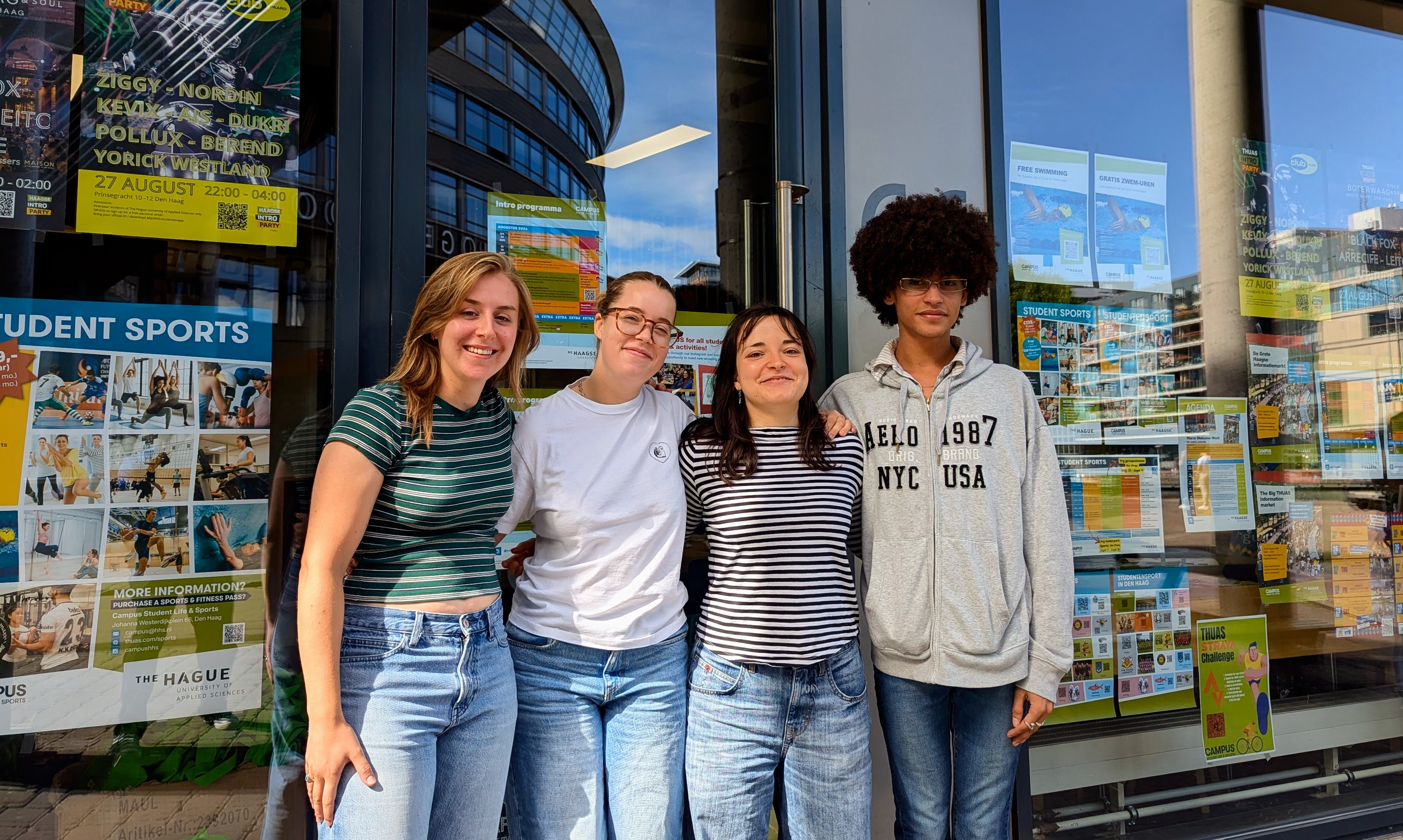 Vier studenten staan naast elkaar