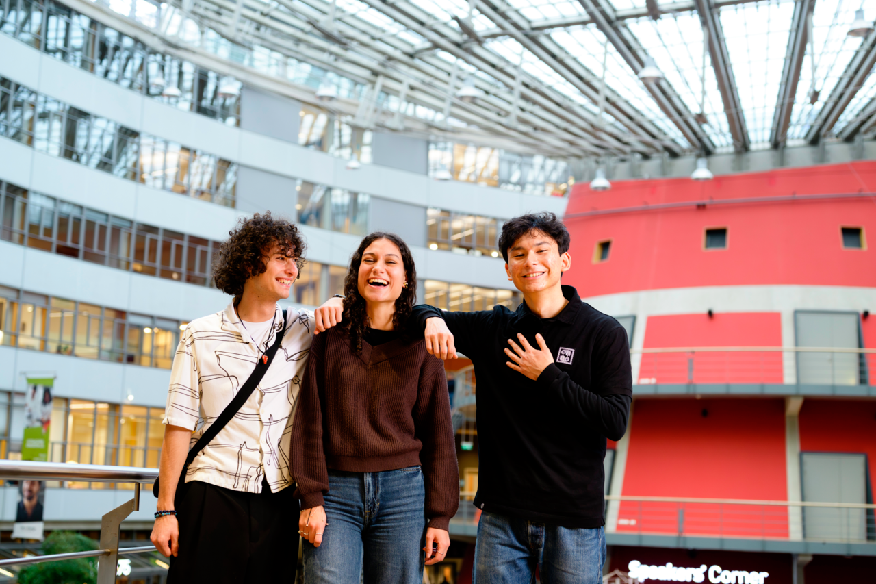 Drie studenten lachen samen