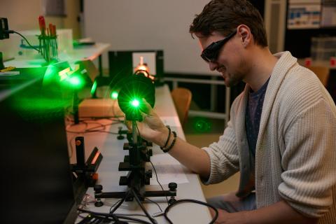 Student maakt laseropstelling